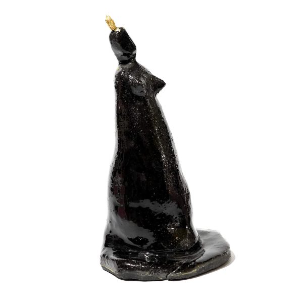 Czarna figurka kobiety ze złotą koroną.