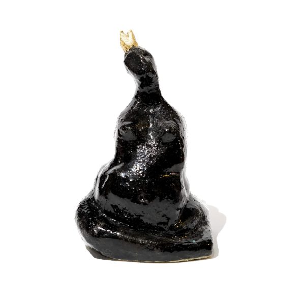 Czarna figurka siedzącej postaci kobiecej. Ma na głowie złotą koronę.