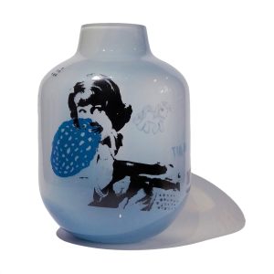 Błękitny wazon z mlecznego szkła, zdobiony grafiką.