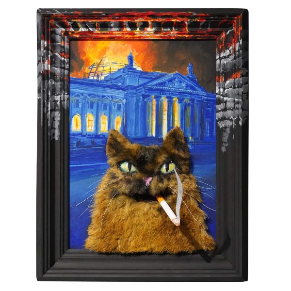 Obraz przedstawia płonący niebieski Reichstag. Na pierwszym planie kot wykonany z futra, z palącym się papierosem w pyszczku.